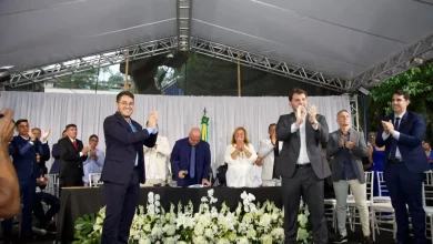 Luiz Claudio (à dir.) e Lucas Venito (à esq.), prefeito e vice, respectivamente, tomam posse em Mangaratiba (Divulgação/Comunicação PMM)