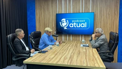 Dois entrevistados conversam com o jornalista.