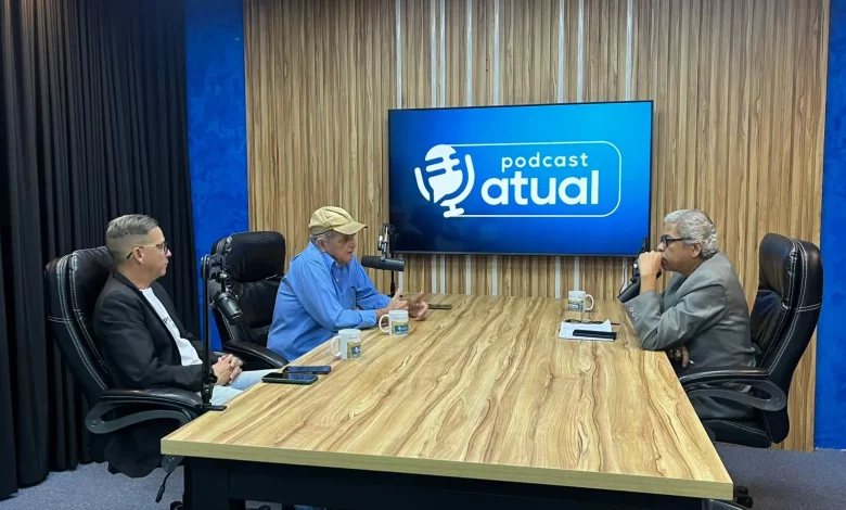 Dois entrevistados conversam com o jornalista.