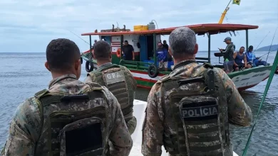 Agentes do Grupamento de Proteção Ambiental (GPA) e da Polícia realizam abordagem a embarcação