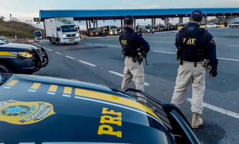 Agentes da PRF durante fiscalização