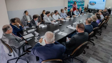 foto mostra iuma longa mesa com os participantes da reunião setorial