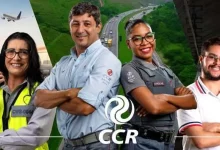 Quatro pessoas posando sorridentes