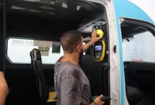 Técnico instala dispositivo de biometria facial em van intermunicipal