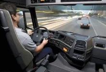 Homem ao volante de um caminhão