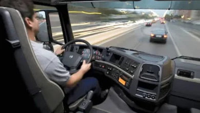 Homem ao volante de um caminhão