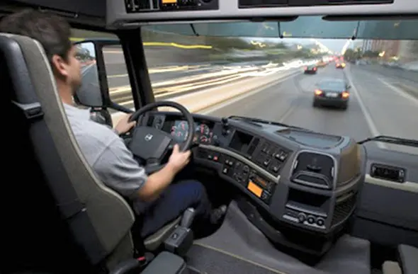 Homem ao volante de um caminhão