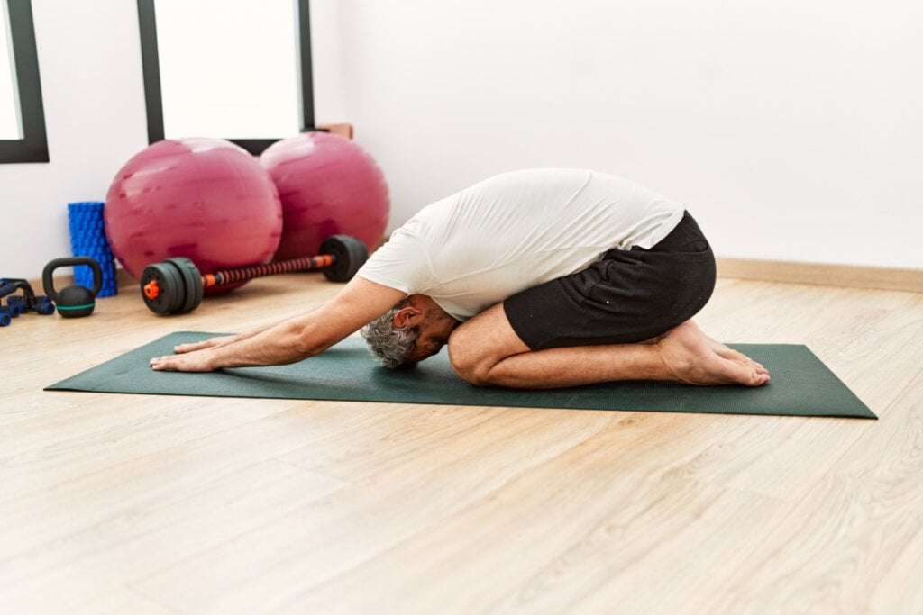 Homem alongando as costas em estúdio de pilates 