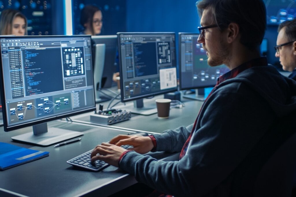 homem sentado digitando e olhando para a tela do computador