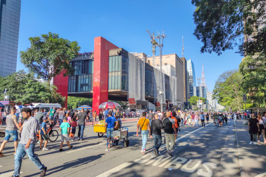 Avenida Paulista com MASP e pessoas na rua 