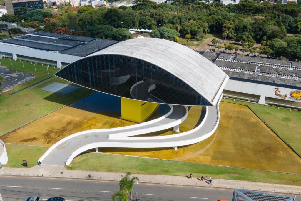 Vista aérea do Museu Oscar Niemeyer, em Curitiba