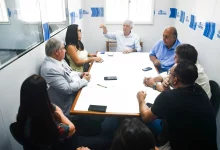 Piraí parceria de qualificação de emprego. Na foto, os participantes se reúnem entorno de uma mesa oval