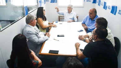 Piraí parceria de qualificação de emprego. Na foto, os participantes se reúnem entorno de uma mesa oval