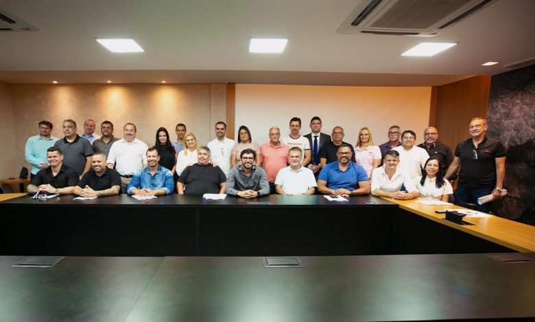 reunião com secretários Haroldinho e seus secretários e subsecretários fazem pose para foto oficial