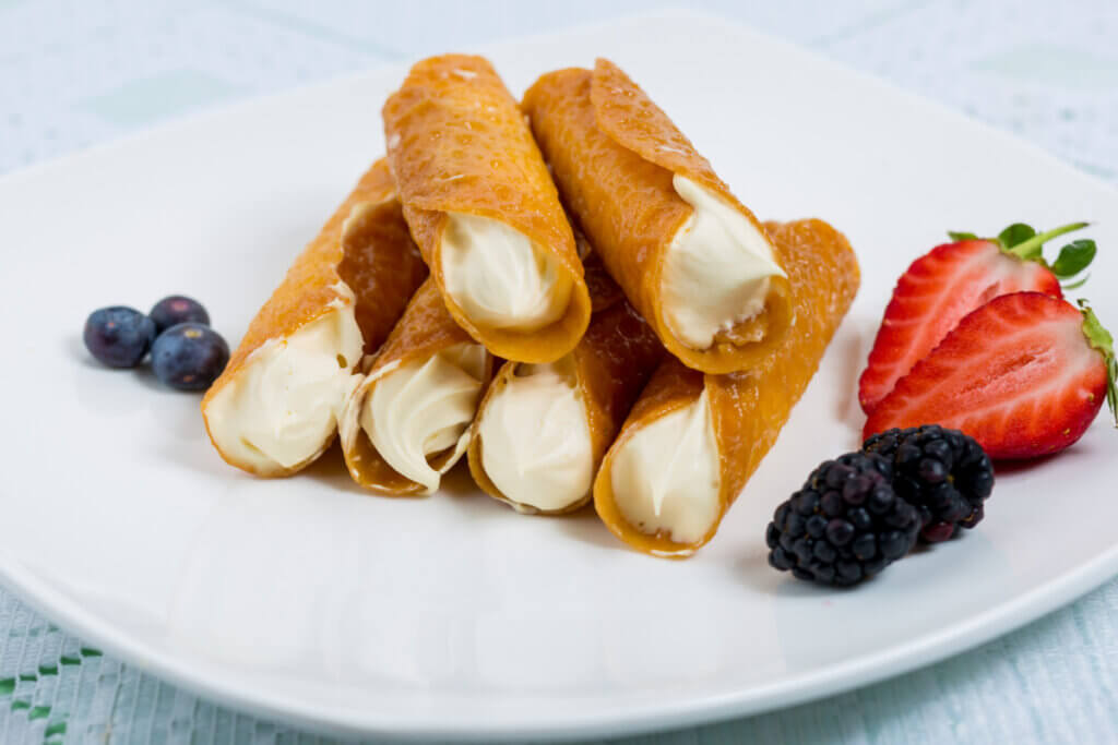 Cannoli recheado de creme de baunilha com morango, mirtilo e amora.