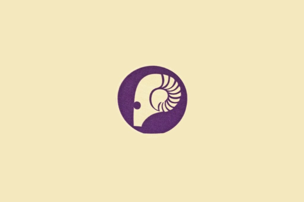 Ilustração minimalista do signo de Áries, representado por um carneiro estilizado em círculo roxo sobre fundo bege