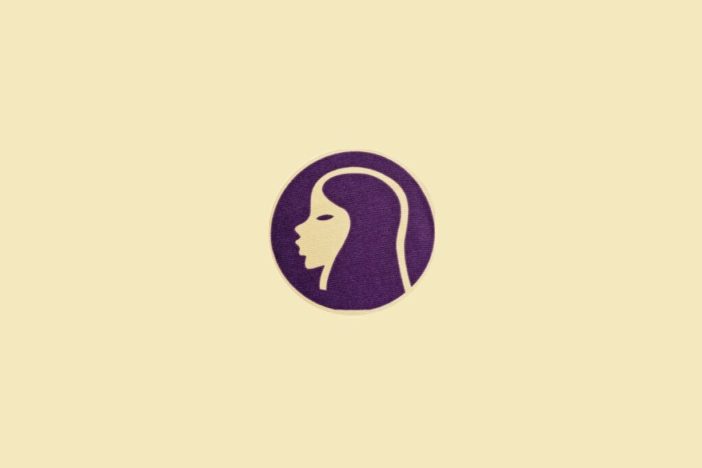 Ilustração minimalista do signo de Virgem, com o perfil de um rosto feminino em círculo roxo sobre fundo bege