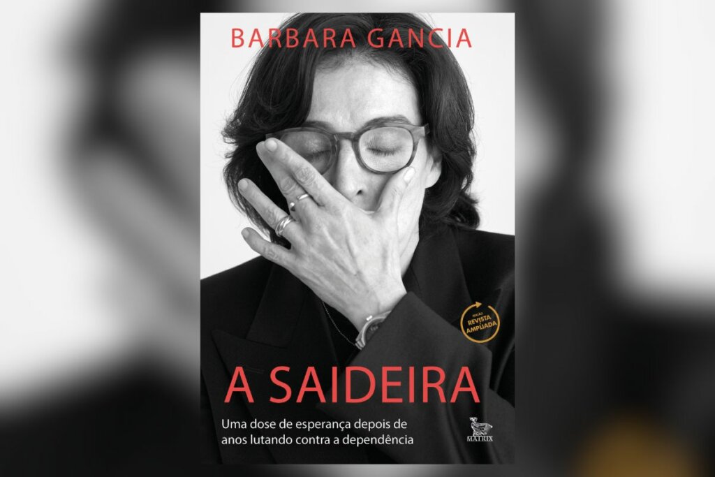 Capa de livro em preto e branco, com título, nome da autora e imagem de uma mulher com a mão nos óculos