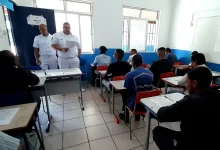 Alunos participam de aula teórica supervisionada por oficiais durante o Curso de Formação de Aquaviários