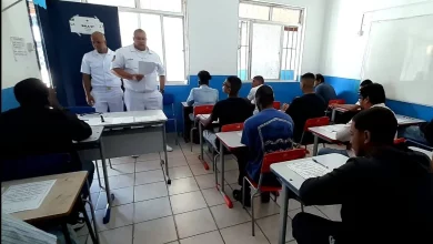 Alunos participam de aula teórica supervisionada por oficiais durante o Curso de Formação de Aquaviários