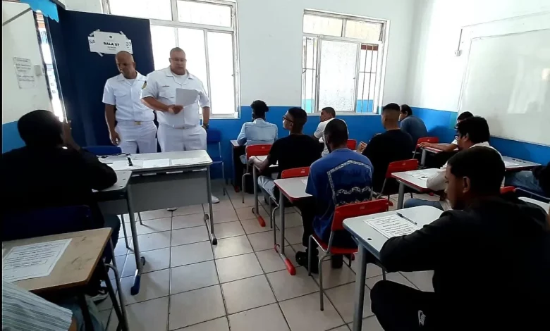 Alunos participam de aula teórica supervisionada por oficiais durante o Curso de Formação de Aquaviários