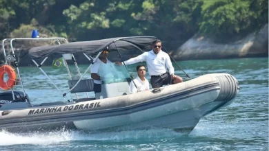 Embarcação da Marinha do Brasil atuando na Operação “Navegue Seguro”