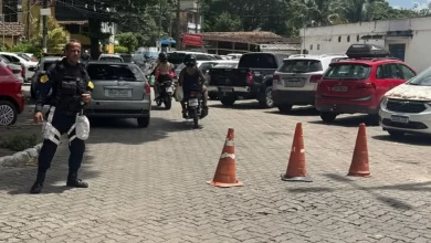 Agente de trânsito monitora a circulação de veículos em área com bloqueios e restrições de estacionamento