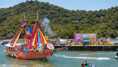 Embarcações decoradas acompanhando shows ao vivo na Baía de Sepetiba