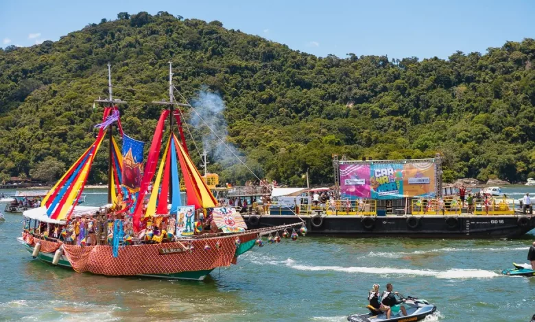 Embarcações decoradas acompanhando shows ao vivo na Baía de Sepetiba