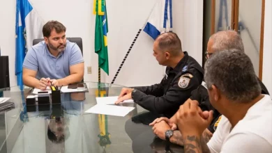 Prefeito Luiz Cláudio Ribeiro em reunião com representantes da PMERJ e secretários