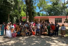 Professores e membros da comunidade quilombola reunidos na sede da Arqimar