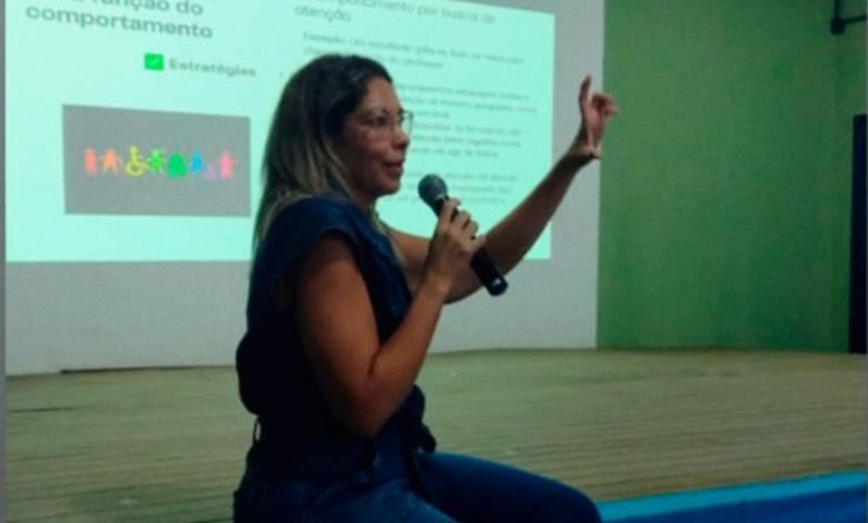 Profissional apresenta estratégias inclusivas durante a capacitação