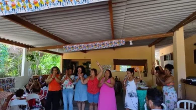 Mulheres da Associação de Mulheres Empoderadas de Mangaratiba celebram a inauguração do espaço