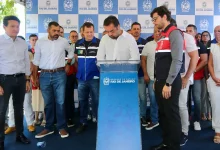 governador assina documento no palanque