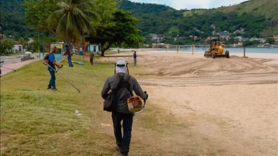 Trabalhadores realizam serviços de manutenção e limpeza em área pública