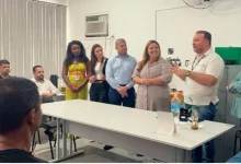 Secretário de Assistência Social e Direitos Humanos de Mangaratiba, Edu Jordão, durante reunião com representantes do Governo do Estado