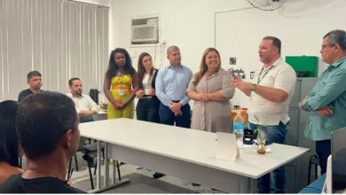 Secretário de Assistência Social e Direitos Humanos de Mangaratiba, Edu Jordão, durante reunião com representantes do Governo do Estado