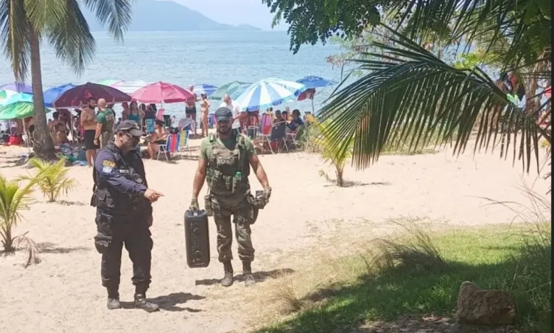 Agentes da Operação Verão realizam fiscalização em praia de Mangaratiba