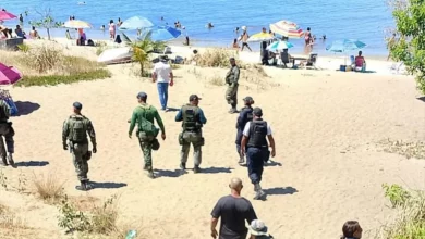 Equipes de segurança durante fiscalização em praia do município