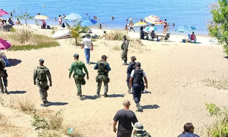 Equipes de segurança durante fiscalização em praia do município