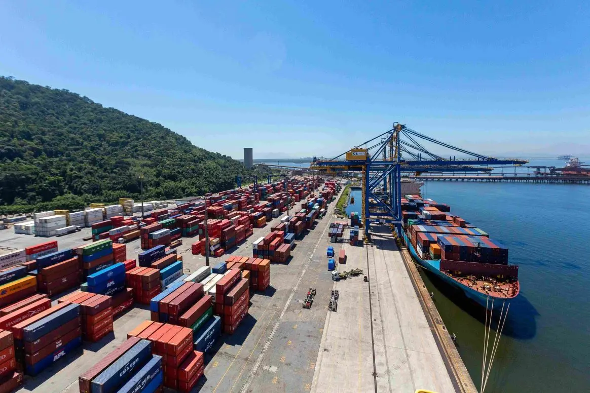 Navio de contêiner atracado no Porto de Itaguaí