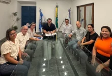 Prefeito Luiz Cláudio Ribeiro, secretário de Saúde Lucas Venito e equipe da Prefeitura de Mangaratiba durante reunião com a família Passos de Souza
