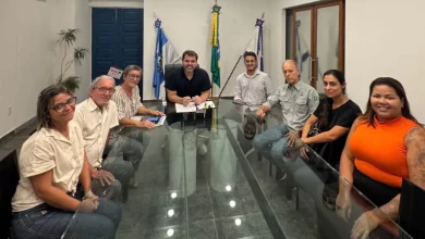 Prefeito Luiz Cláudio Ribeiro, secretário de Saúde Lucas Venito e equipe da Prefeitura de Mangaratiba durante reunião com a família Passos de Souza