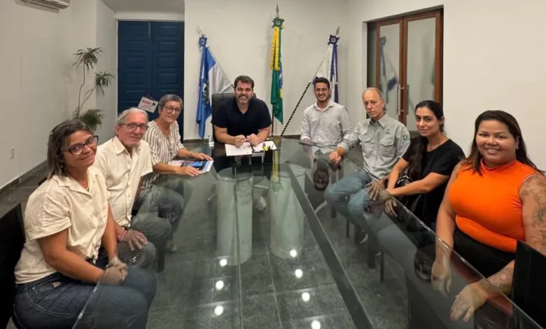 Prefeito Luiz Cláudio Ribeiro, secretário de Saúde Lucas Venito e equipe da Prefeitura de Mangaratiba durante reunião com a família Passos de Souza