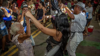 Pessoas dançando numa festa de Carnaval