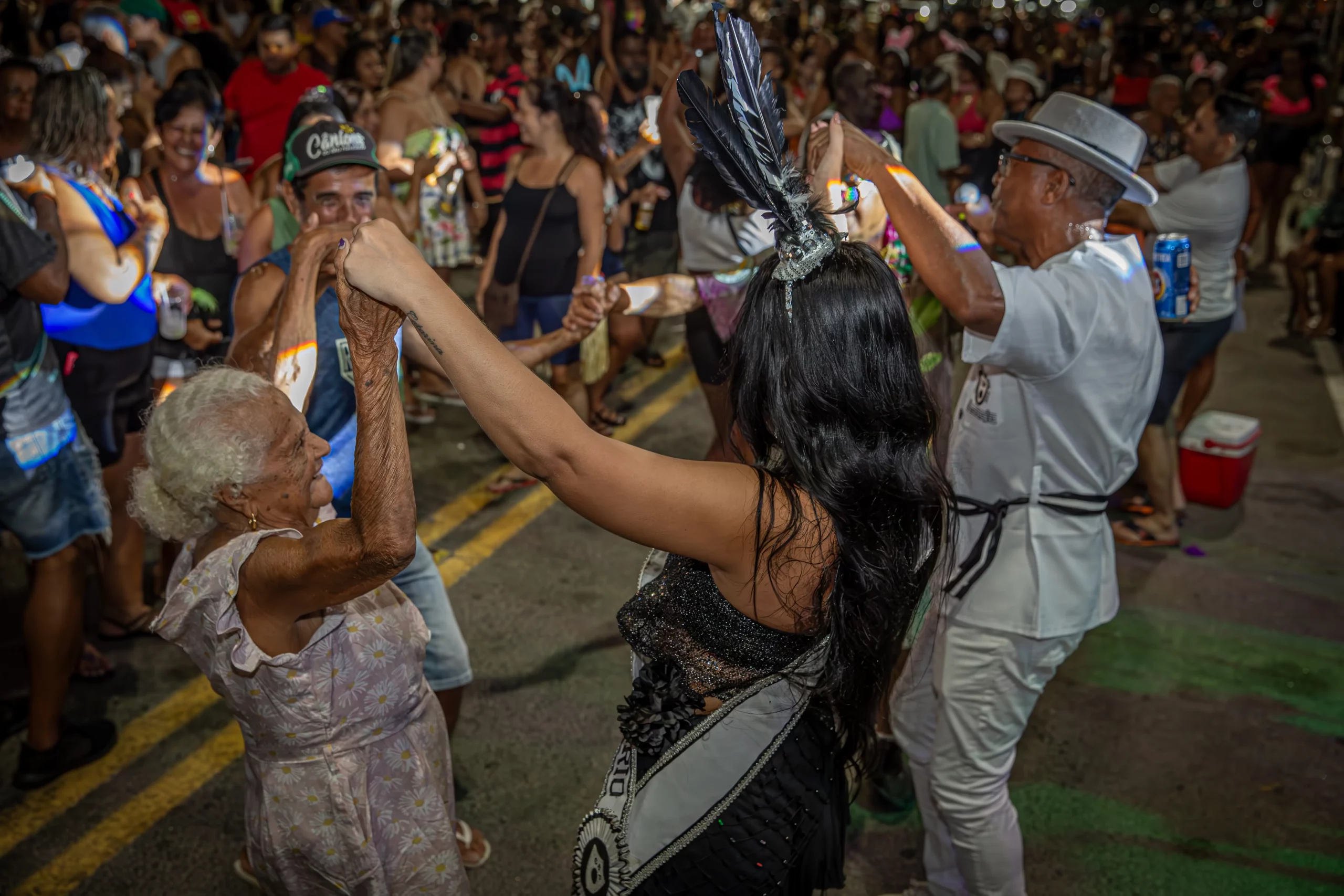 Pessoas dançando numa festa de Carnaval