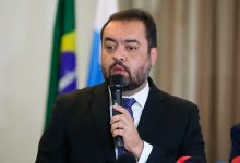 Pesquisa avalia Cláudio Castro / FOTO mostra Cláudio Casto de terno preto, camisa branca e gravata azul falando ao microfone