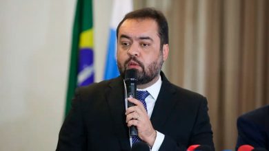 Pesquisa avalia Cláudio Castro / FOTO mostra Cláudio Casto de terno preto, camisa branca e gravata azul falando ao microfone