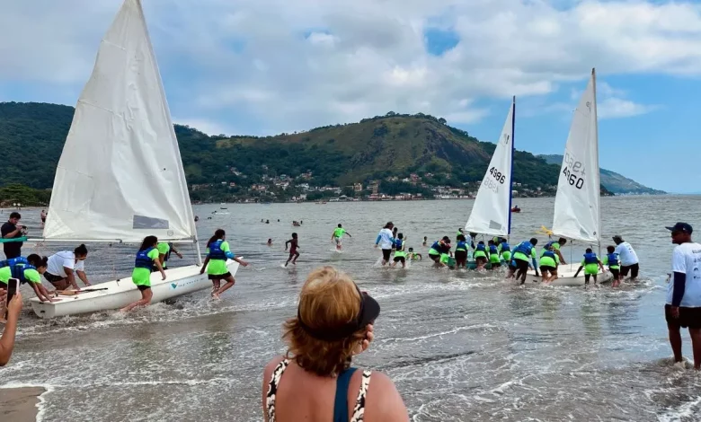 Atletas e entusiastas do esporte náutico impulsionam os barcos à vela