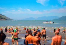 Atletas entrando no mar para uma das provas de natação